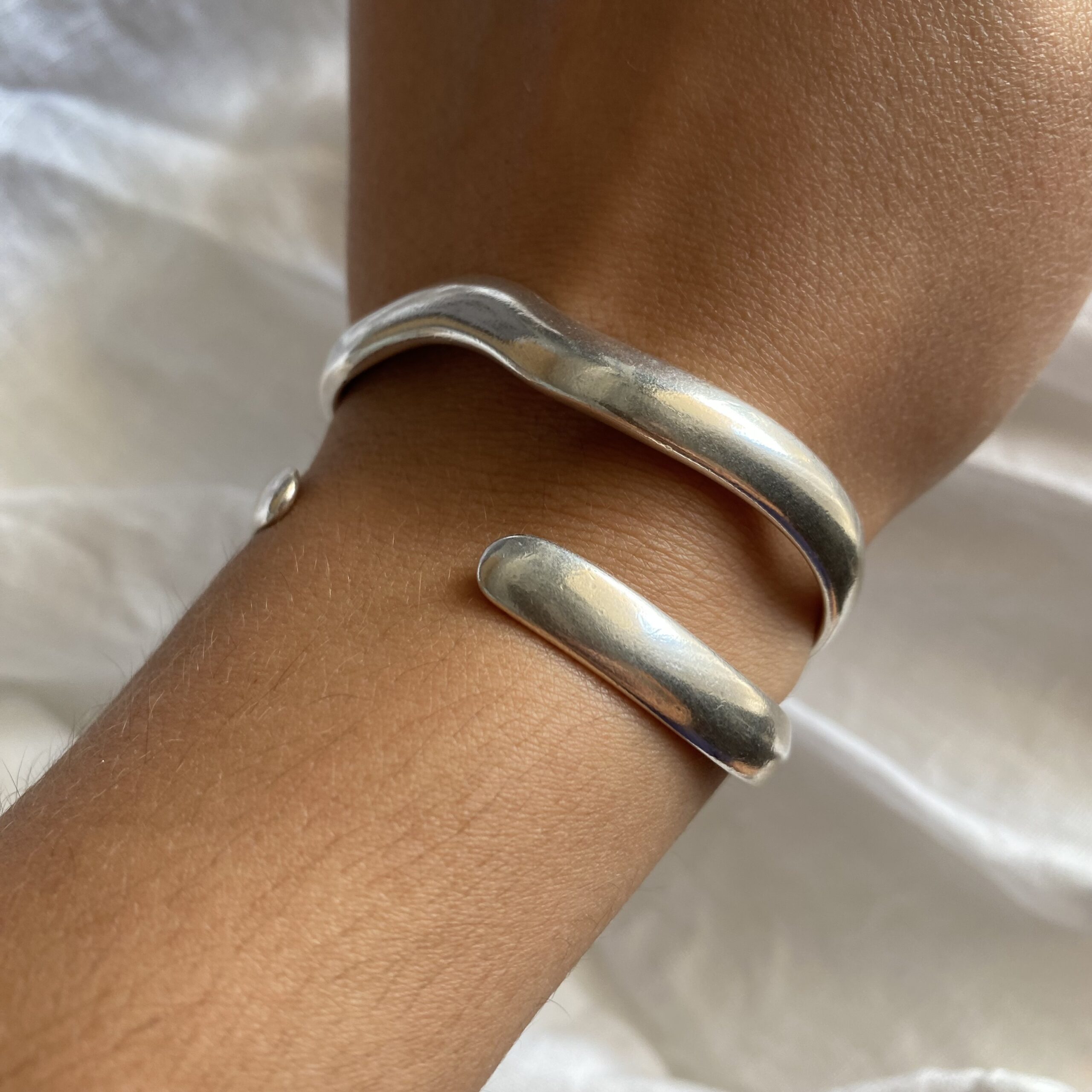 Alternative view of FIKA cuffs' set